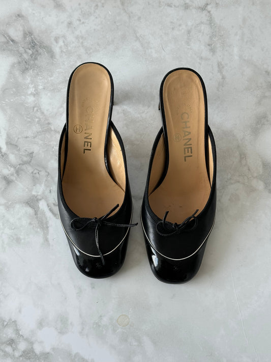 Chanel Vintage black/white mules 36